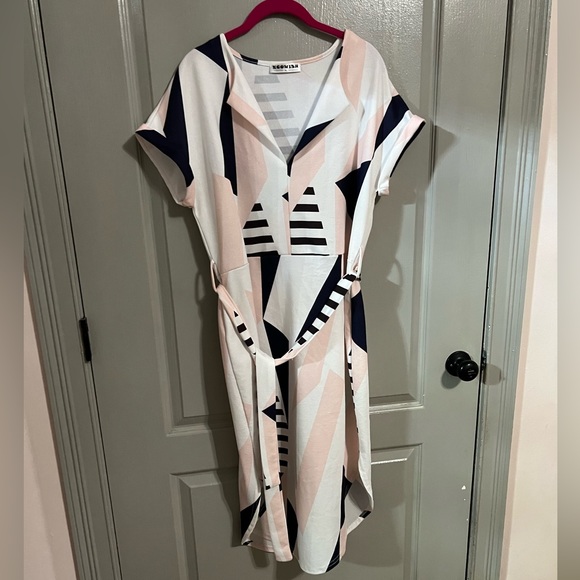 Geometric design dress - Picture 3 of 8